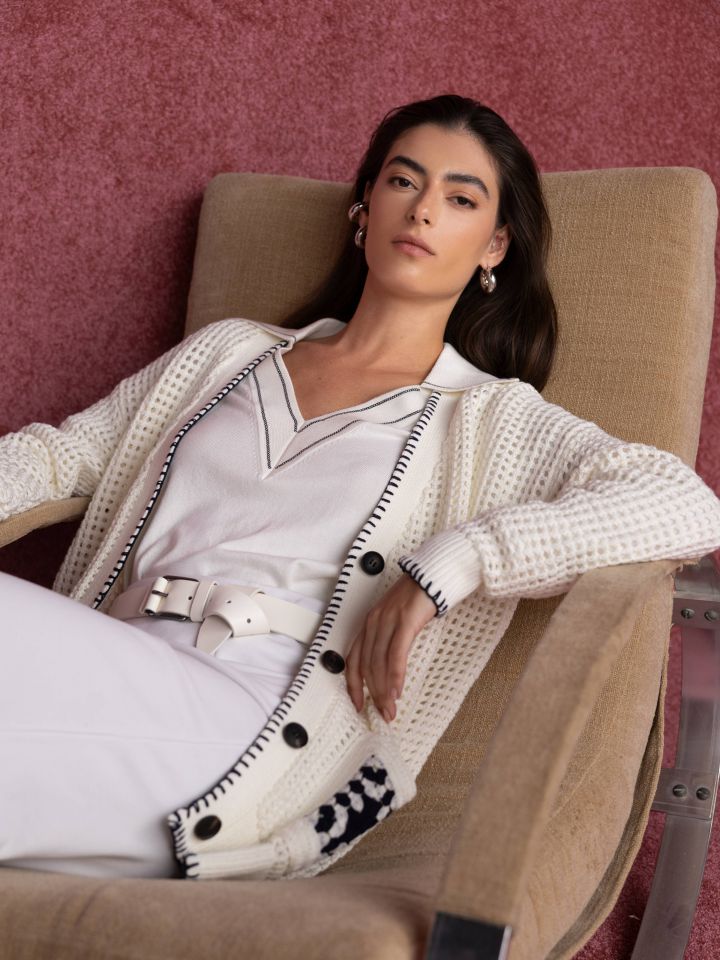 סריג צווארון V פייטים בצבע אופוויט