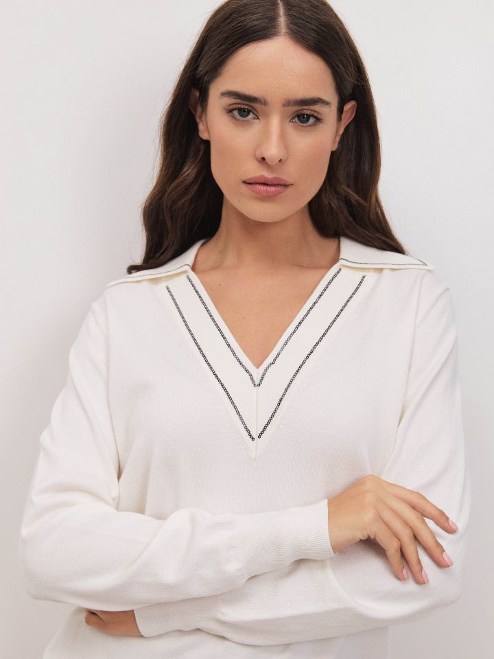 סריג צווארון V פייטים בצבע אופוויט