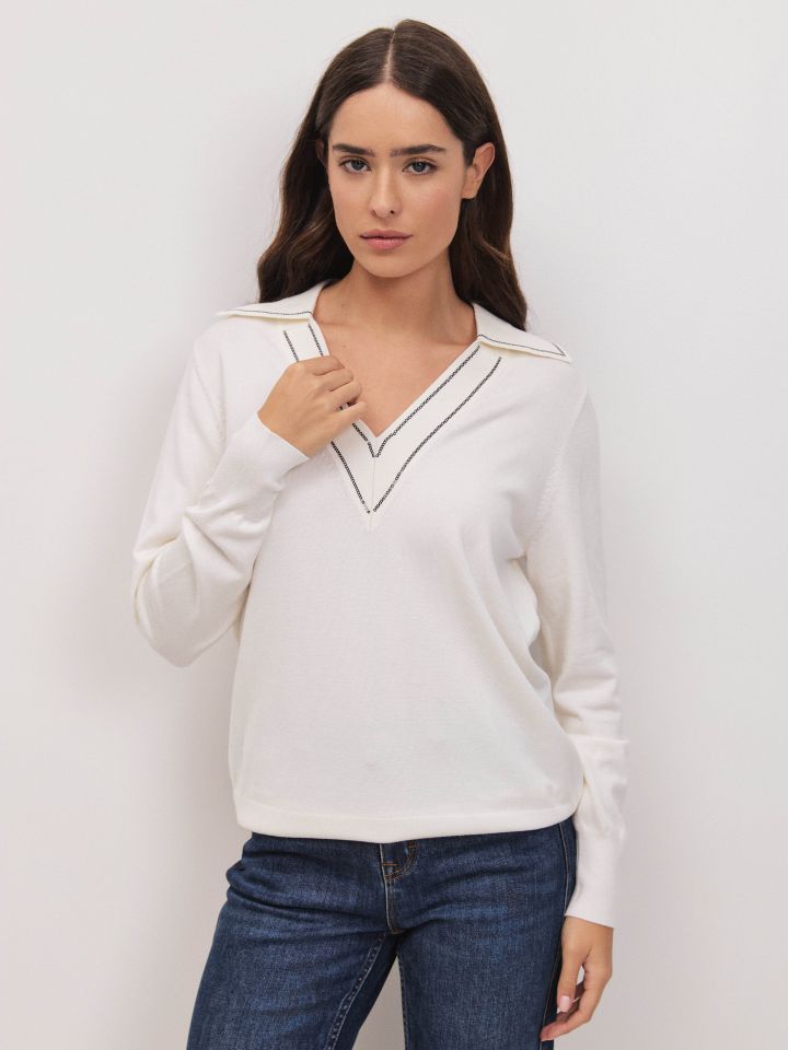 סריג צווארון V פייטים בצבע אופוויט