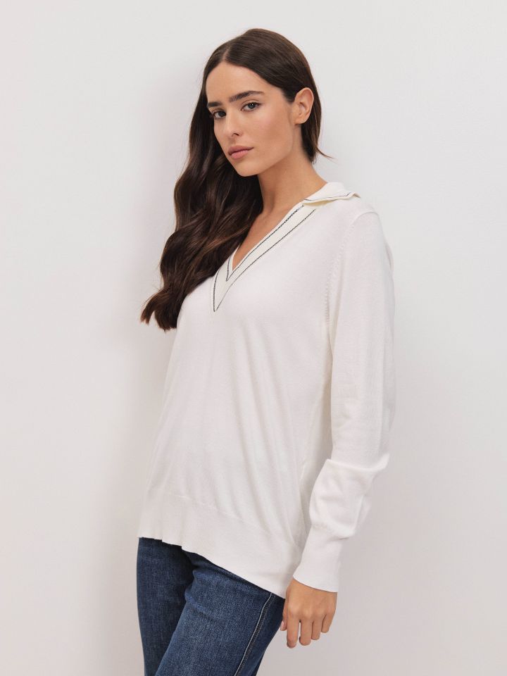 סריג צווארון V פייטים בצבע אופוויט