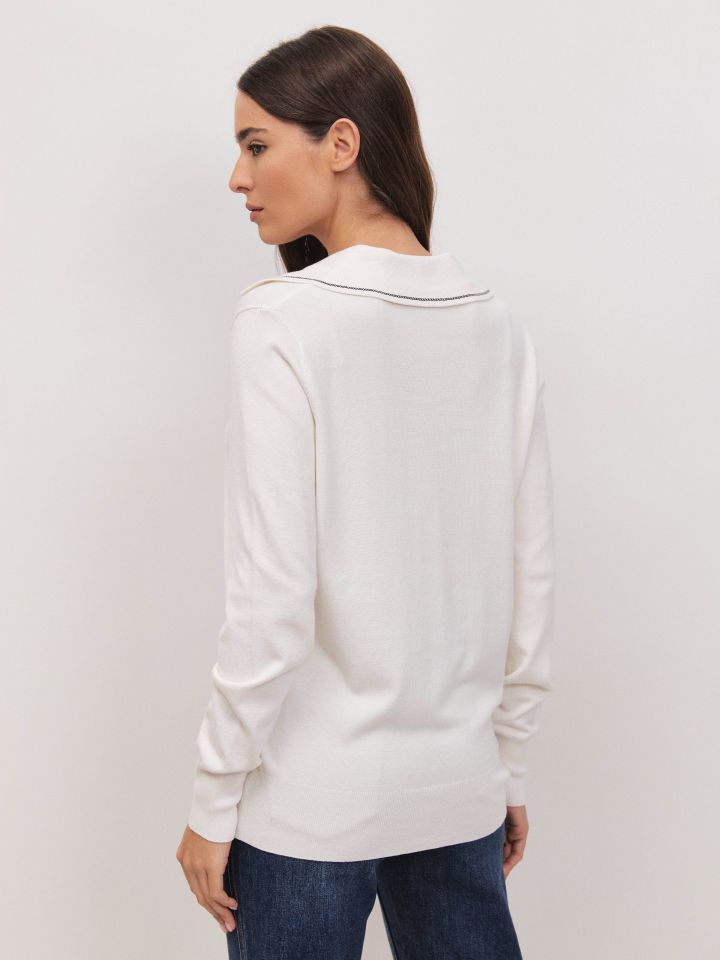 סריג צווארון V פייטים בצבע אופוויט