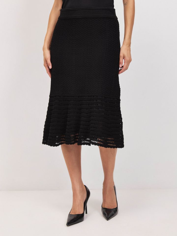 חצאית סריג מלמלה קרושה בצבע שחור