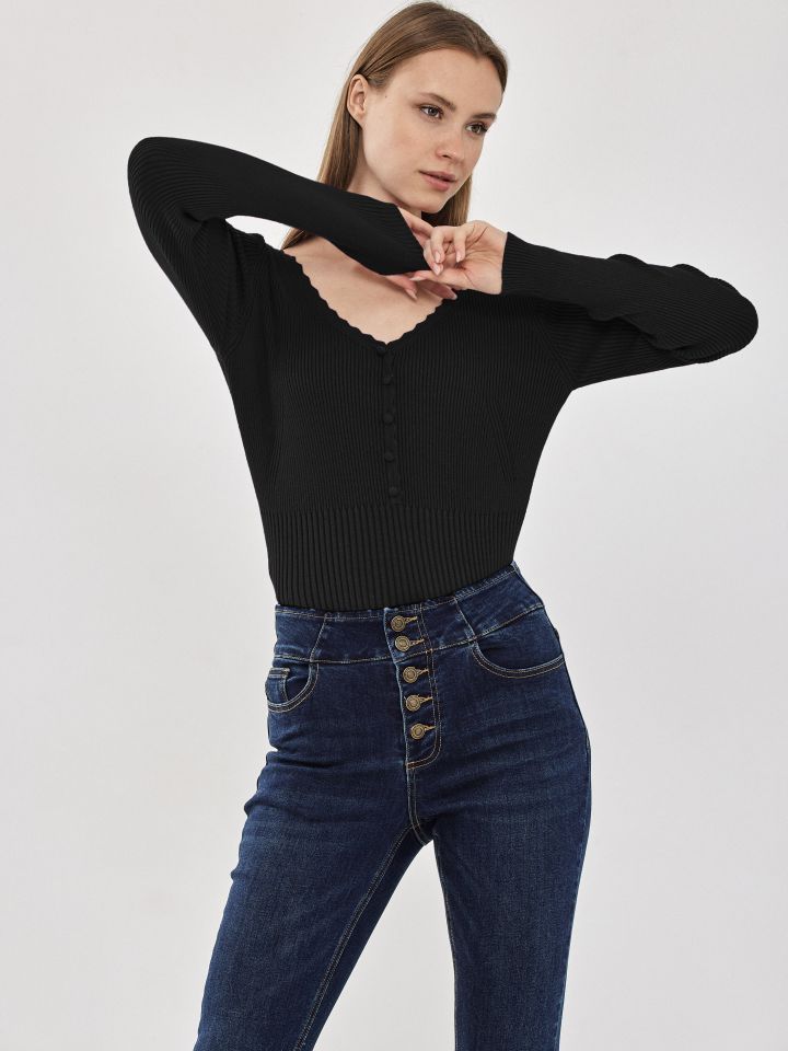 סריג V ריבים וכפתורים PROMO בצבע שחור