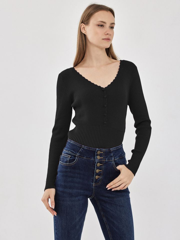 סריג V ריבים וכפתורים PROMO בצבע שחור