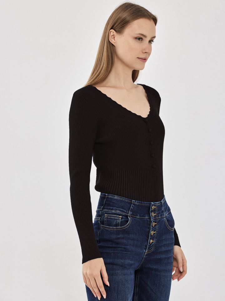 סריג V ריבים וכפתורים PROMO בצבע שחור