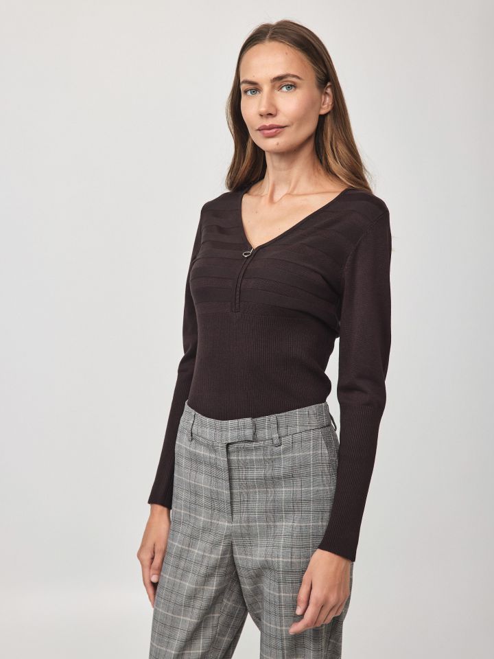 סריג V רוכסן פסים PROMO בצבע חום