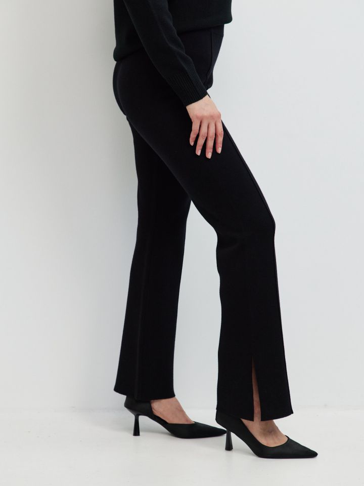 מכנסיים סריג שליצים בצבע שחור