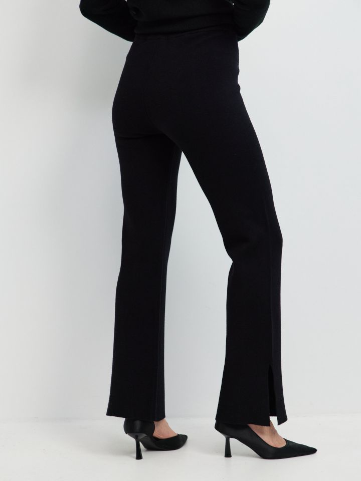 מכנסיים סריג שליצים בצבע שחור