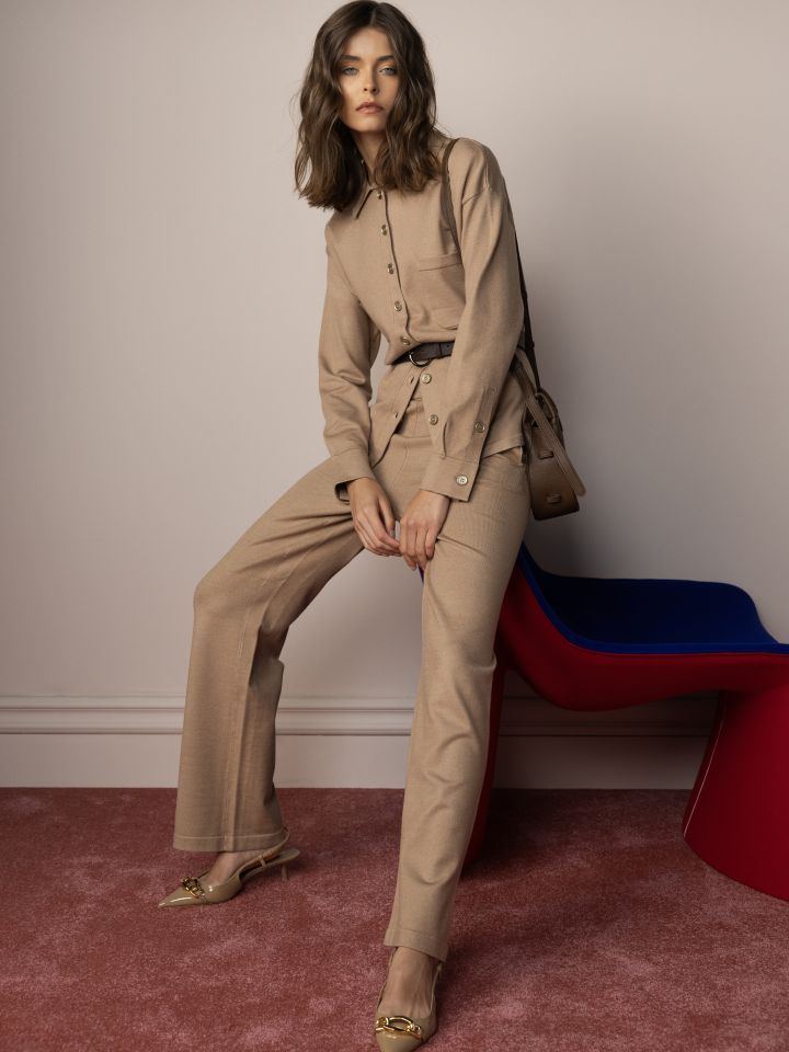 חליפת סריג מכופתרת בצבע קאמל