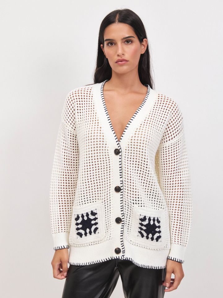 עליונית סריג קרושה בצבע אופוויט