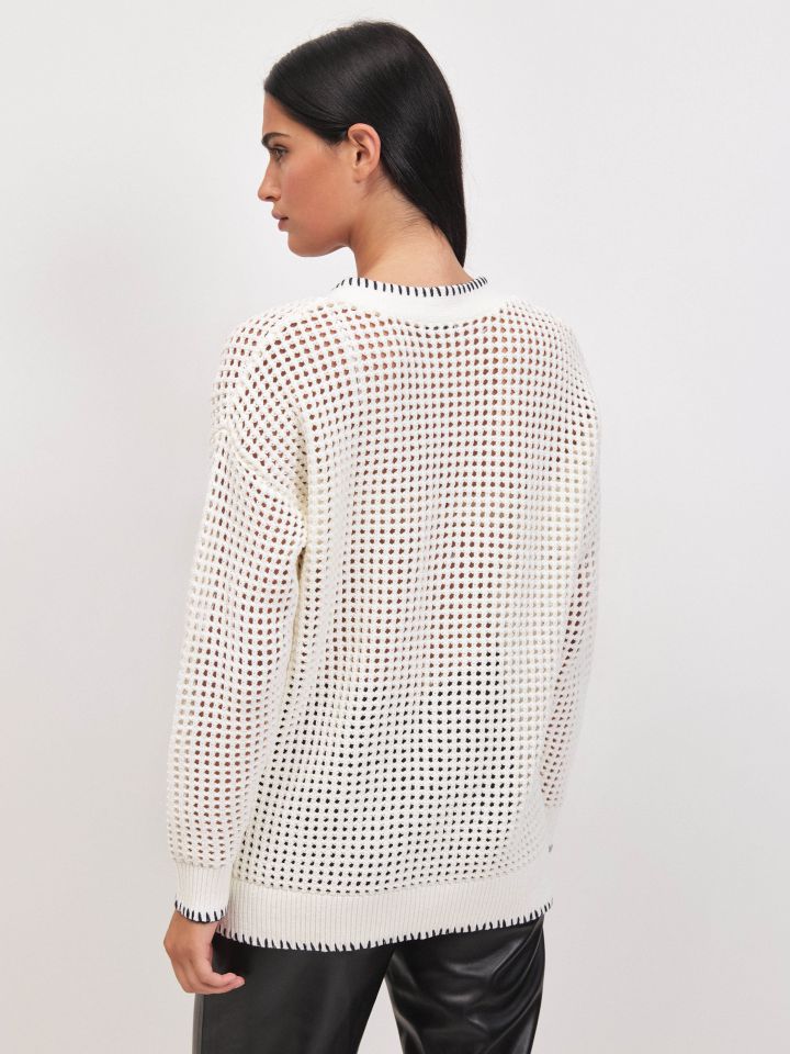 עליונית סריג קרושה בצבע אופוויט