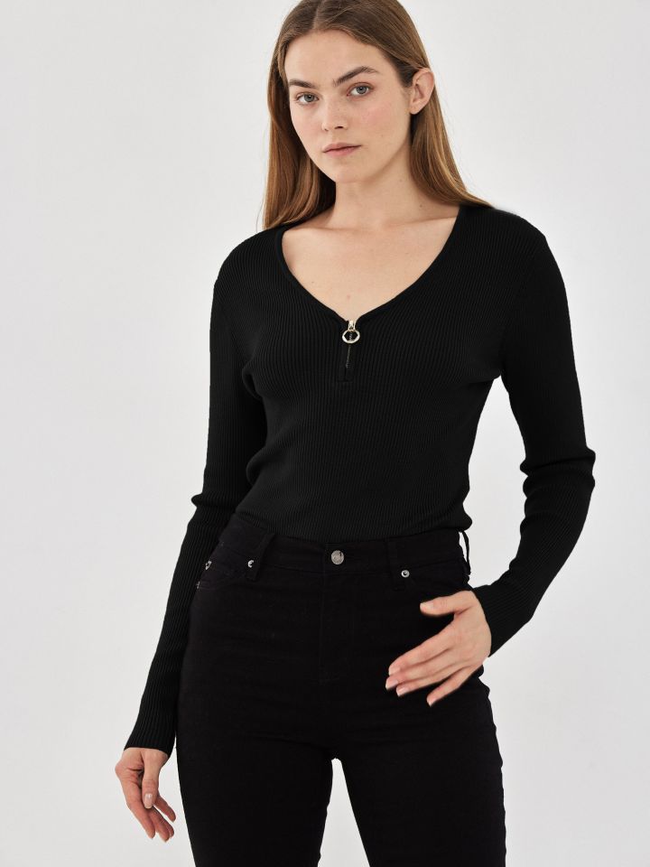 סריג V רוכסן PROMO בצבע שחור