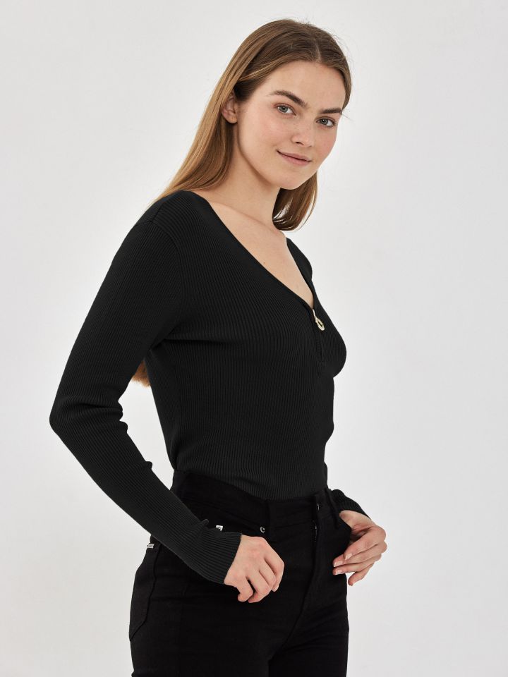 סריג V רוכסן PROMO בצבע שחור