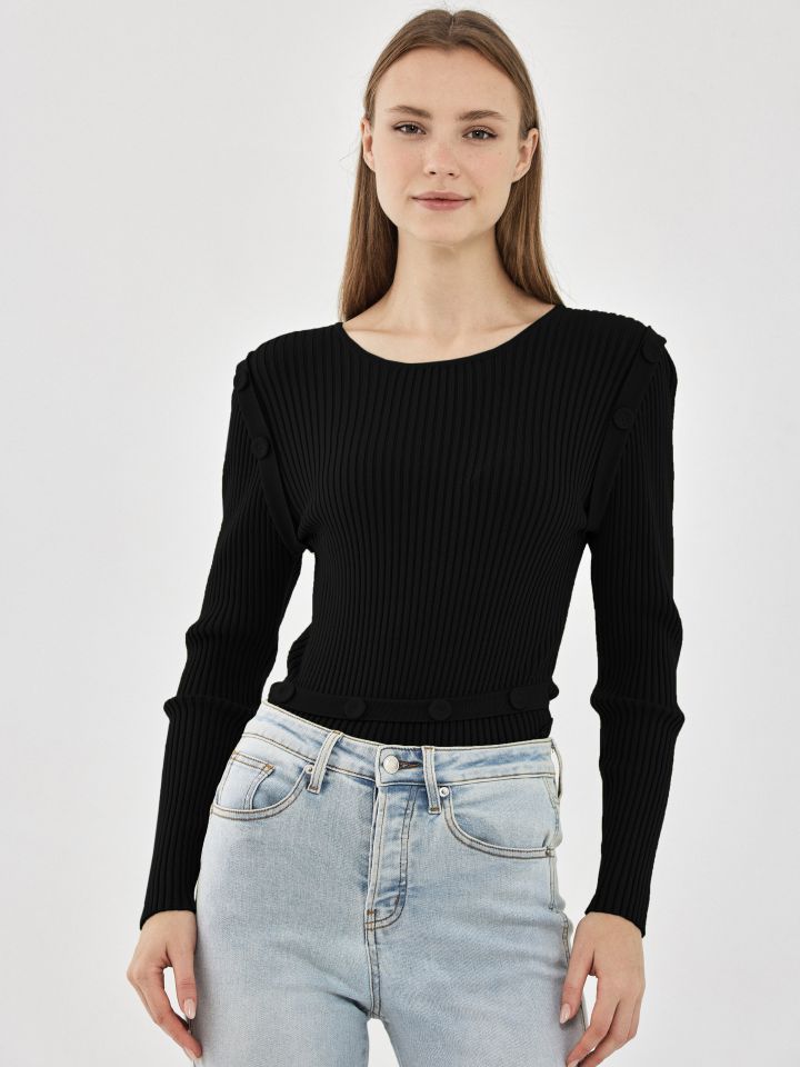 סריג כפתורים בצבע שחור