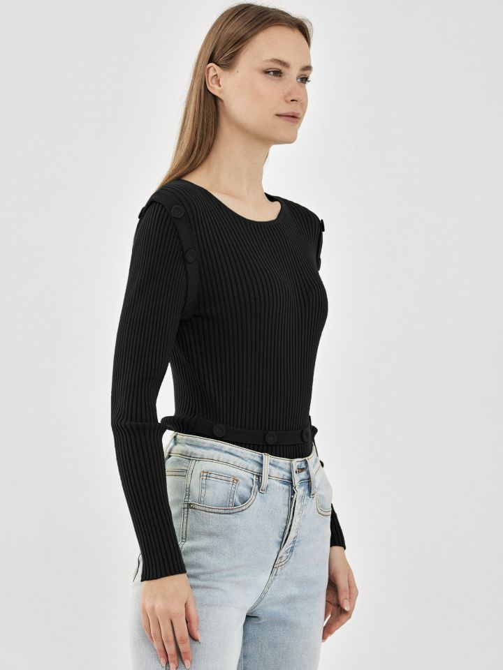 סריג כפתורים בצבע שחור