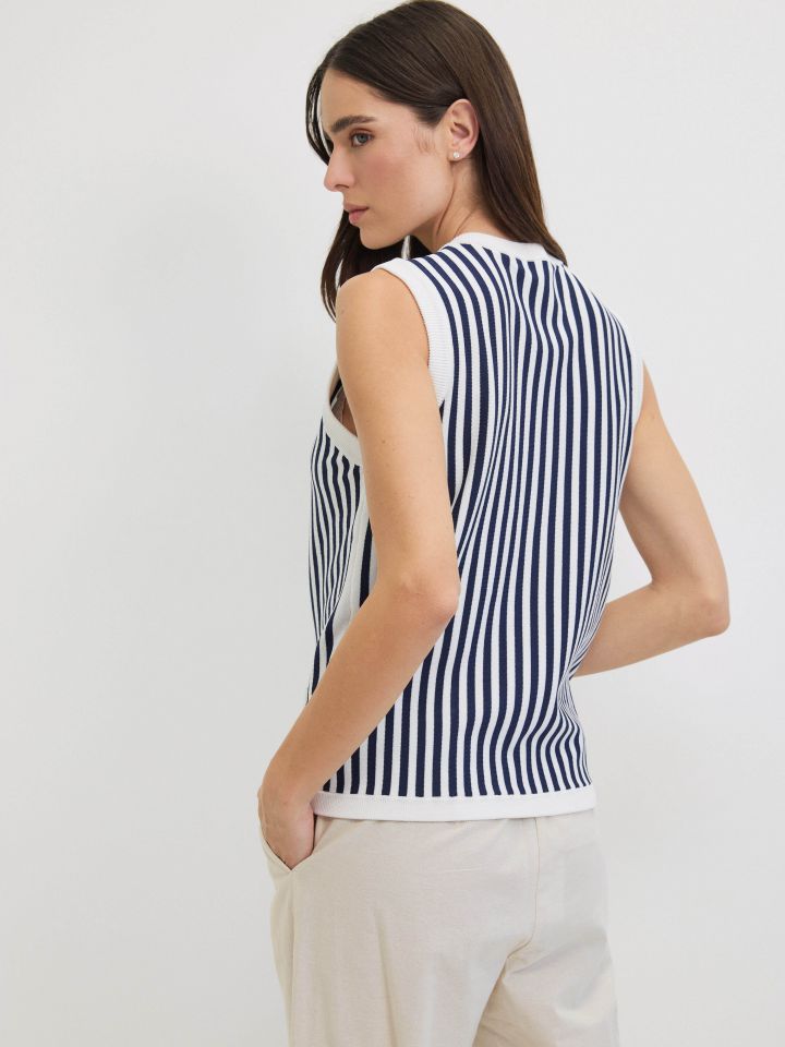 וסט סריג פסים בצבע נייבי