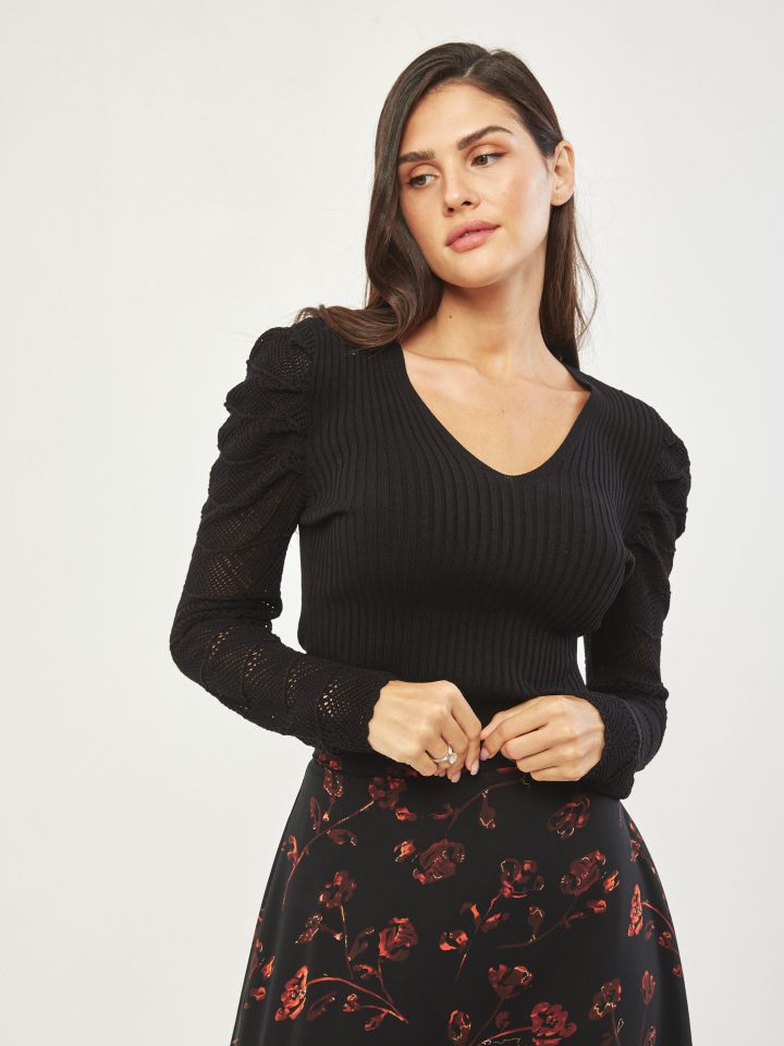 סריג V קרושה בשרוול בצבע שחור