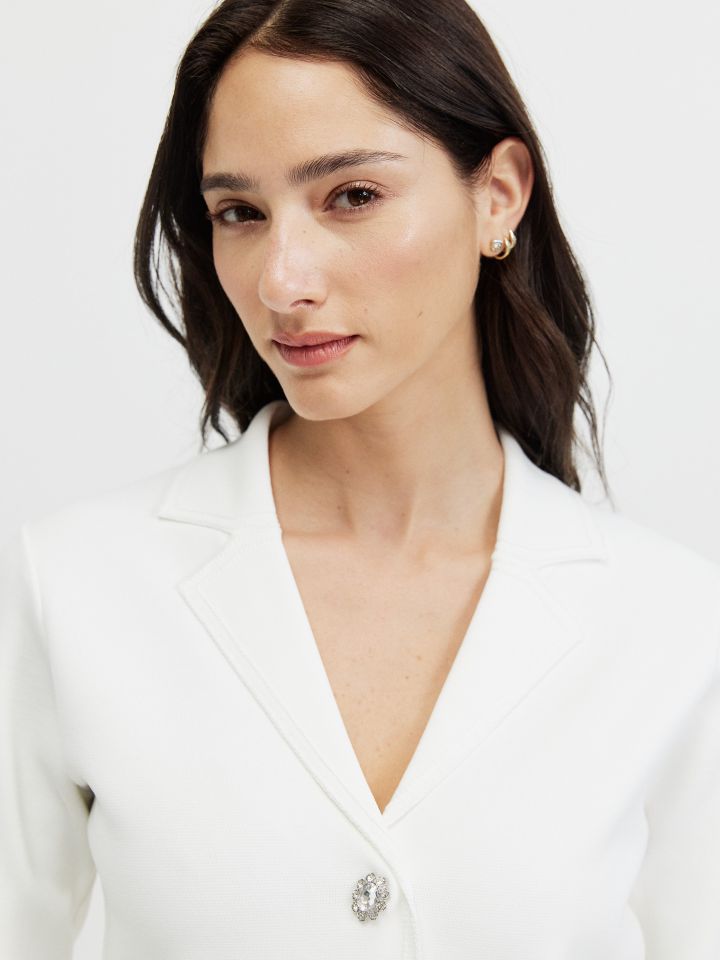 עליונית סריג כפתורי דמוי יהלומים בצבע אופוויט