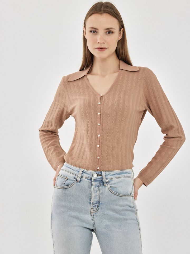 סריג צוארון כפתורי פנינה בצבע טבק