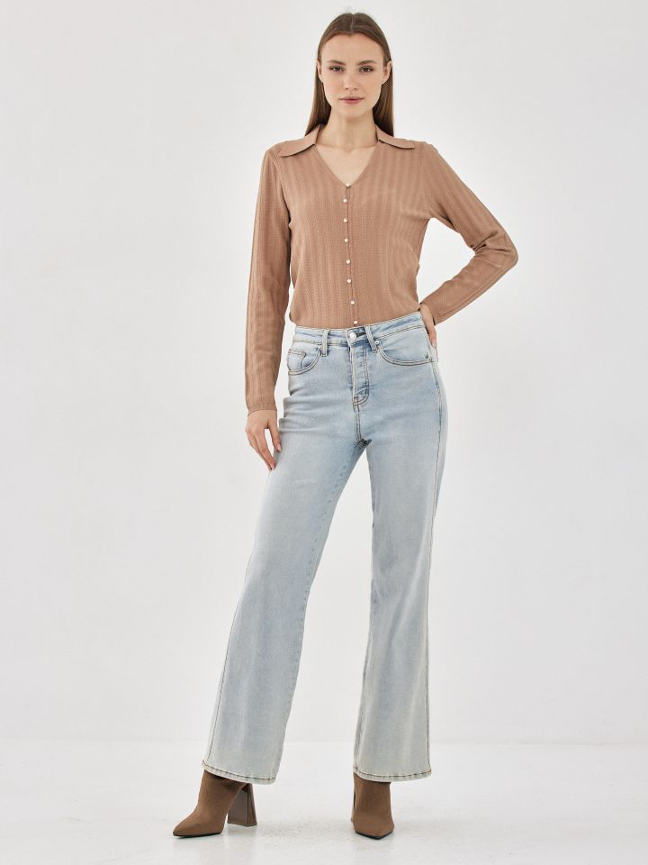 סריג צוארון כפתורי פנינה בצבע טבק