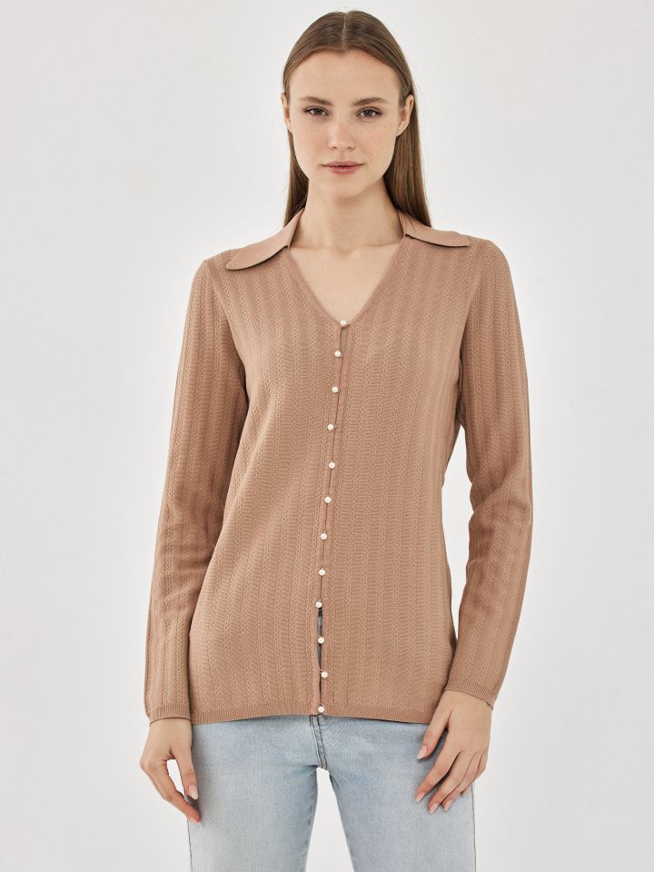 סריג צוארון כפתורי פנינה בצבע טבק