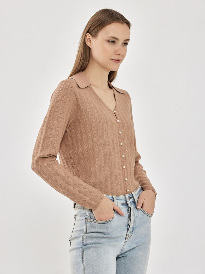 סריג צוארון כפתורי פנינה בצבע טבק