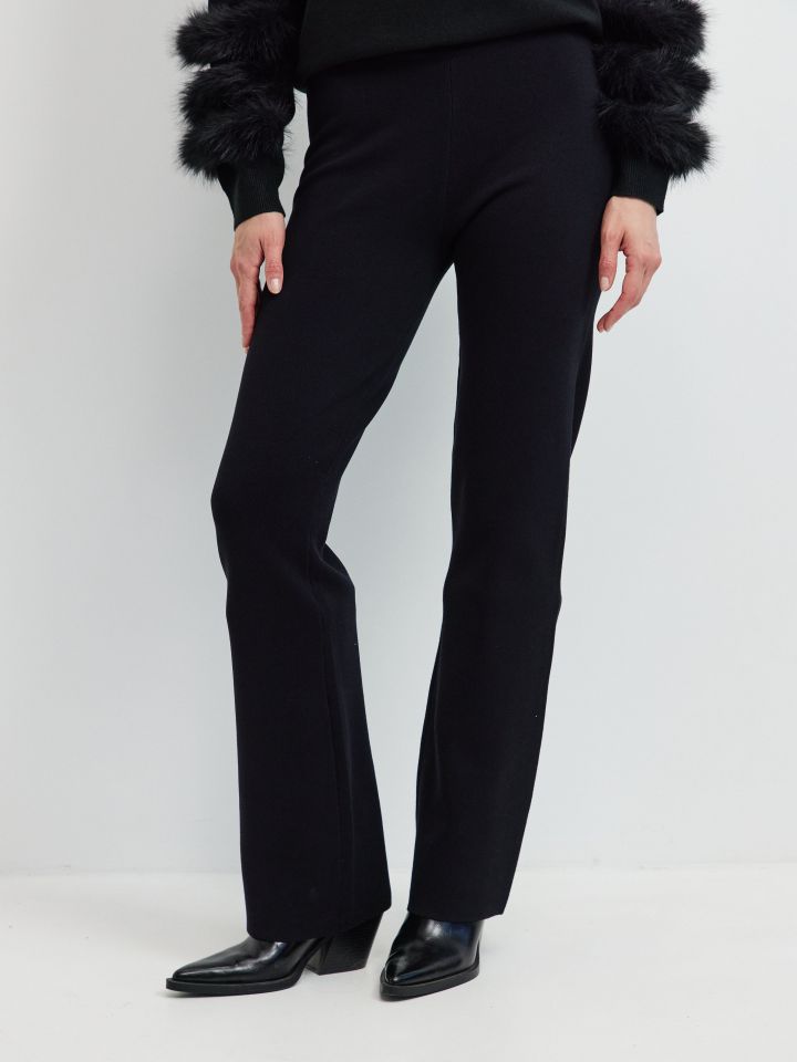 מכנסיים סריג מתרחב בצבע שחור