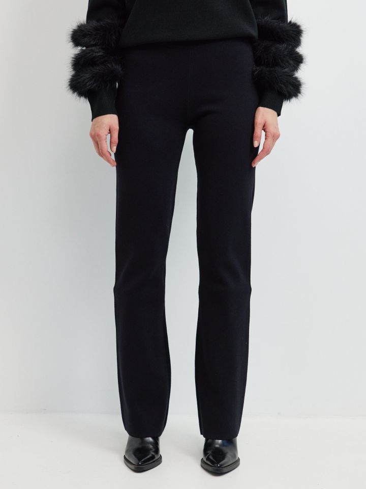 מכנסיים סריג מתרחב בצבע שחור