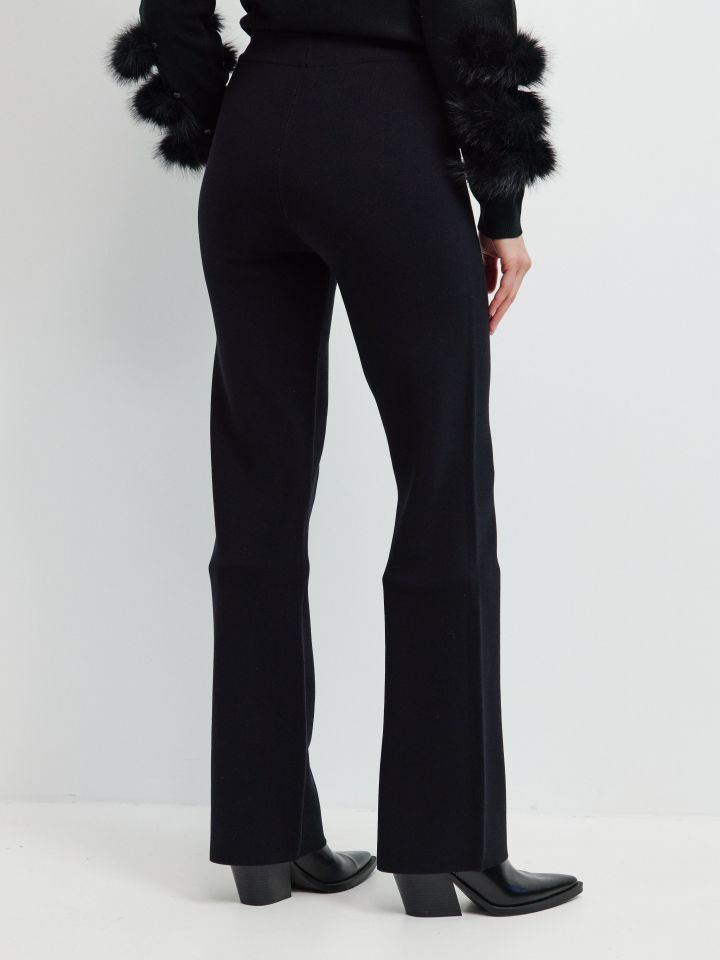 מכנסיים סריג מתרחב בצבע שחור