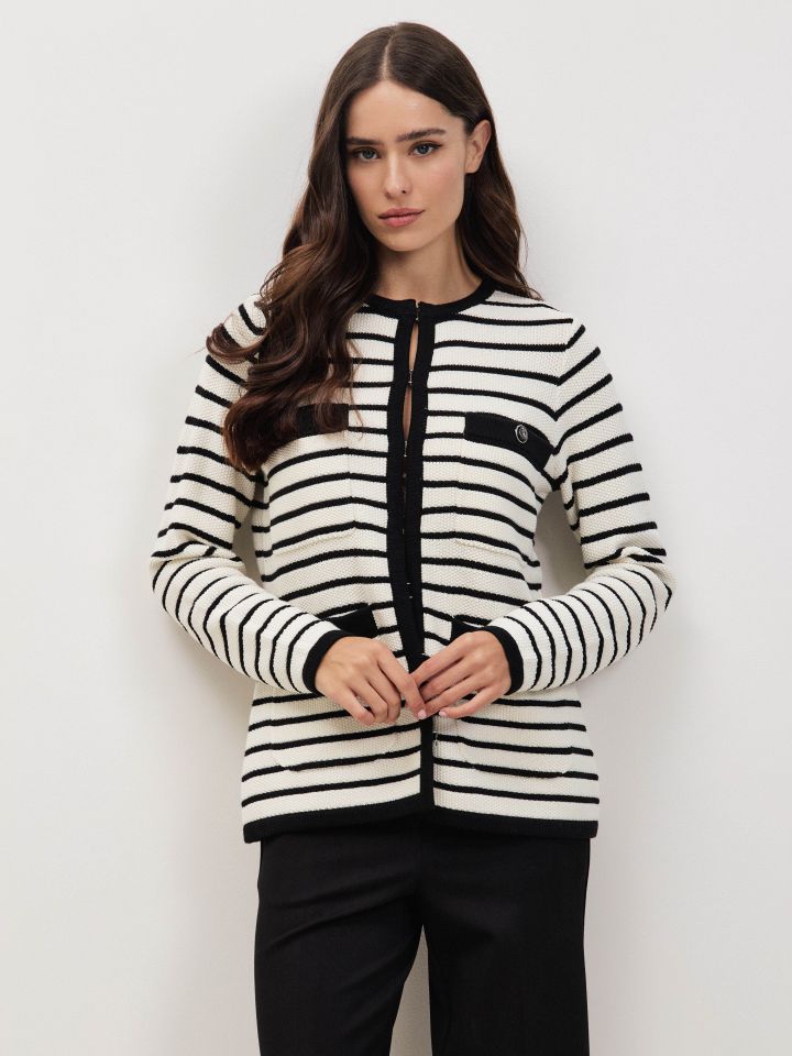 עליונית סריג פסים בצבע שחור/אופוויט