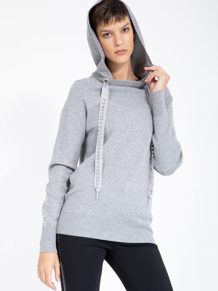 סריג קפוצ’ון ושרוך יהלומים בצבע אפור כסף