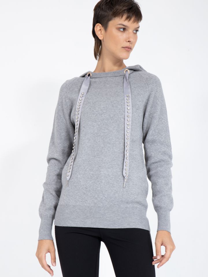 סריג קפוצ’ון ושרוך יהלומים בצבע אפור כסף