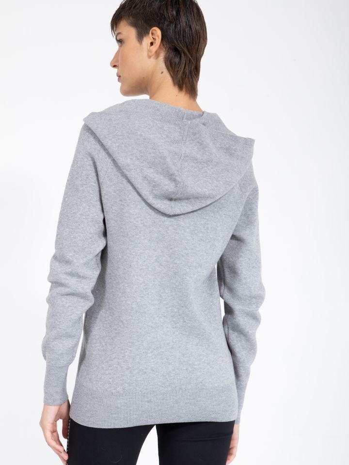 סריג קפוצ’ון ושרוך יהלומים בצבע אפור כסף