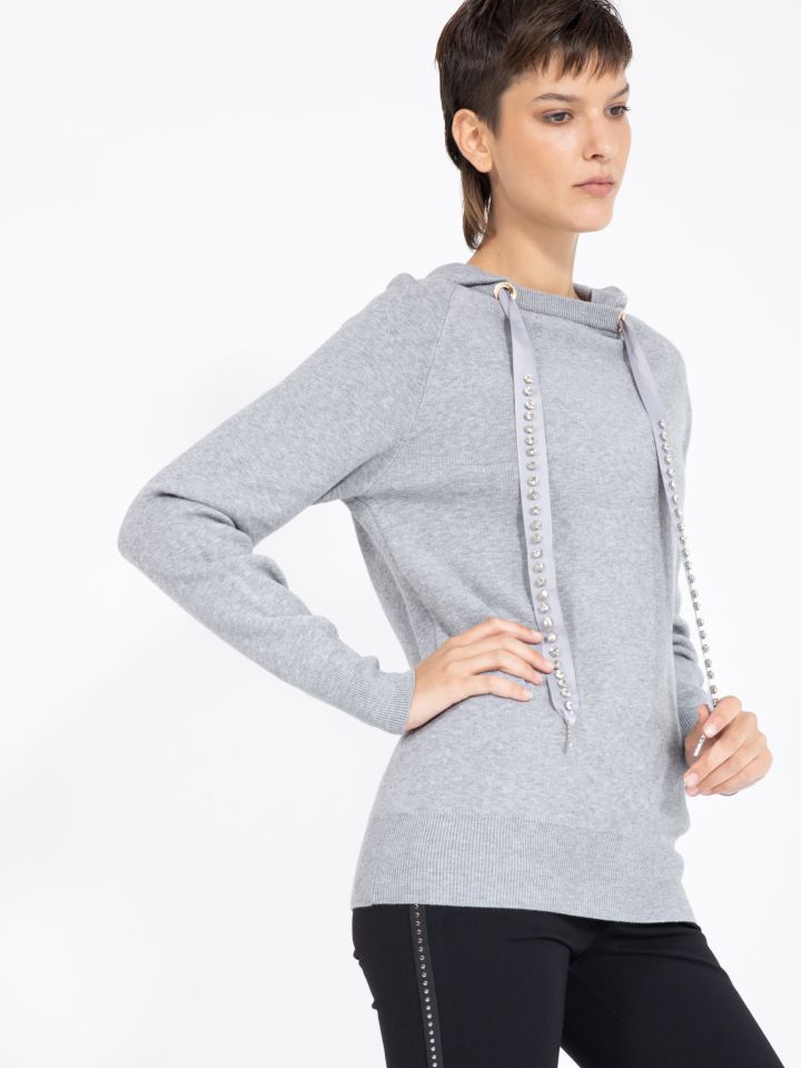 סריג קפוצ’ון ושרוך יהלומים בצבע אפור כסף