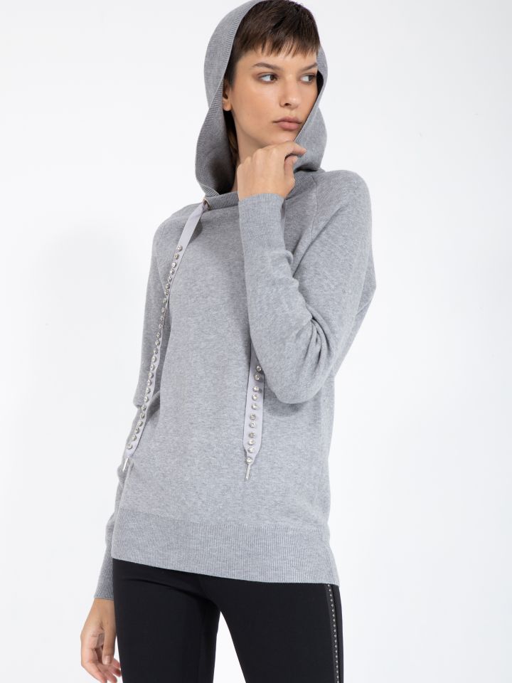 סריג קפוצ’ון ושרוך יהלומים בצבע אפור כסף