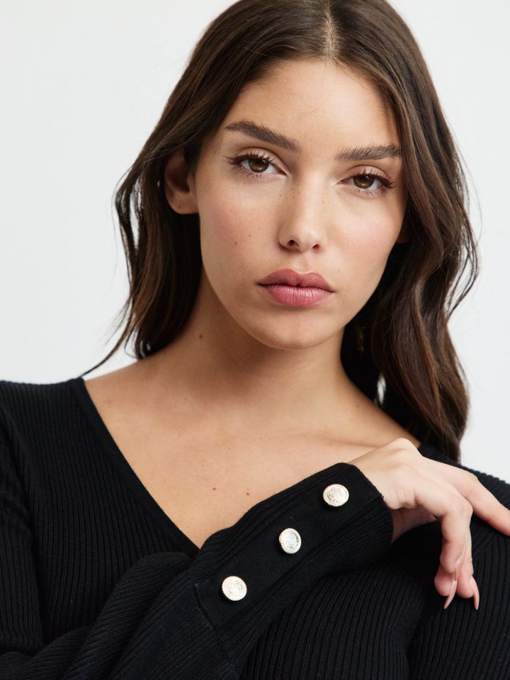 סריג V כפתורים PROMO בצבע שחור