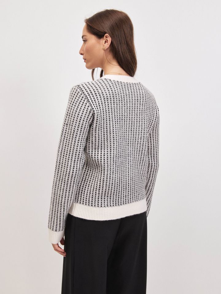 קרדיגן סריג כיסים ג’קרט בצבע אופוויט