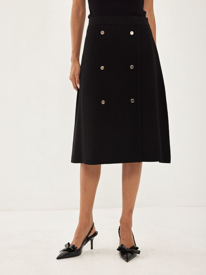 חצאית סריג כפתורים בצבע שחור