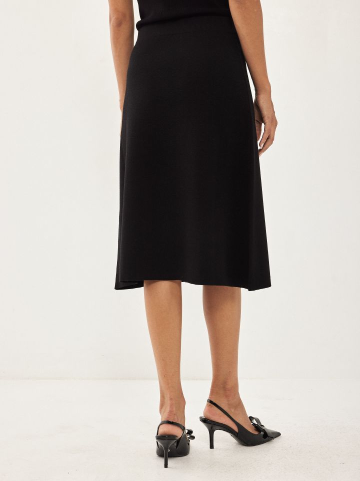 חצאית סריג כפתורים בצבע שחור