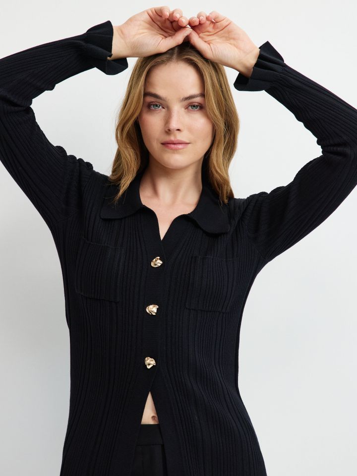 עליונית סריג 3 כפתורים בצבע שחור