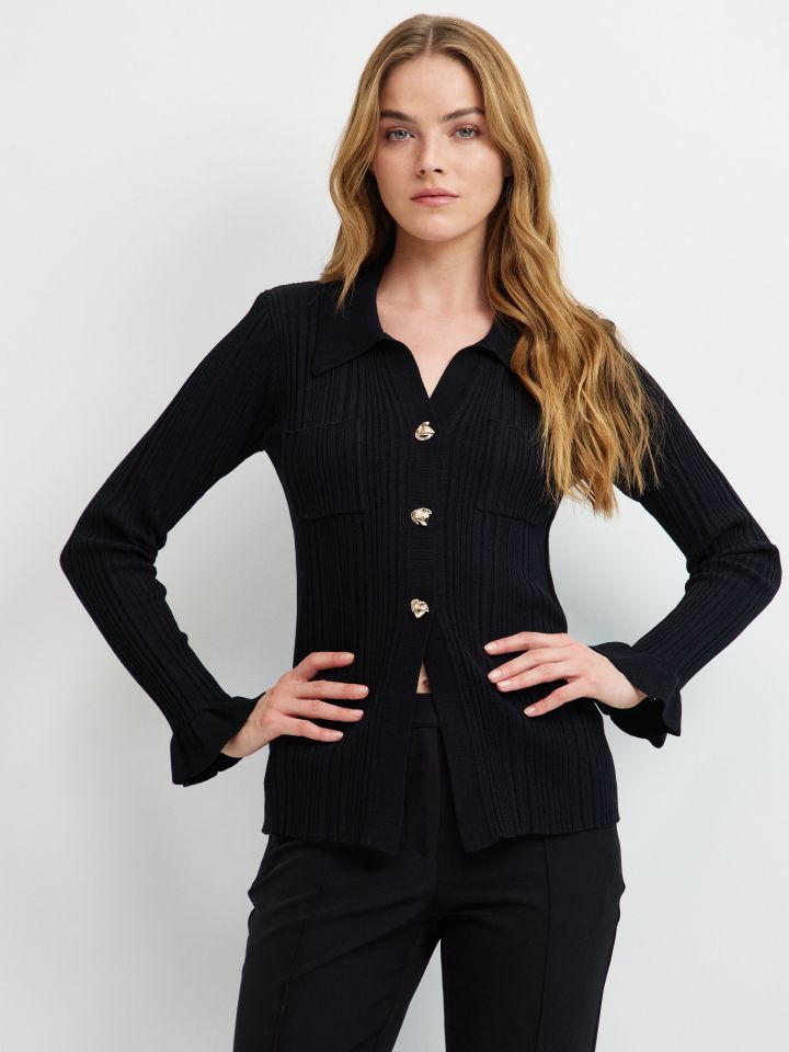 עליונית סריג 3 כפתורים בצבע שחור