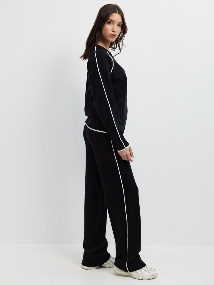 חליפת פנאי סריג שילובים בצבע שחור