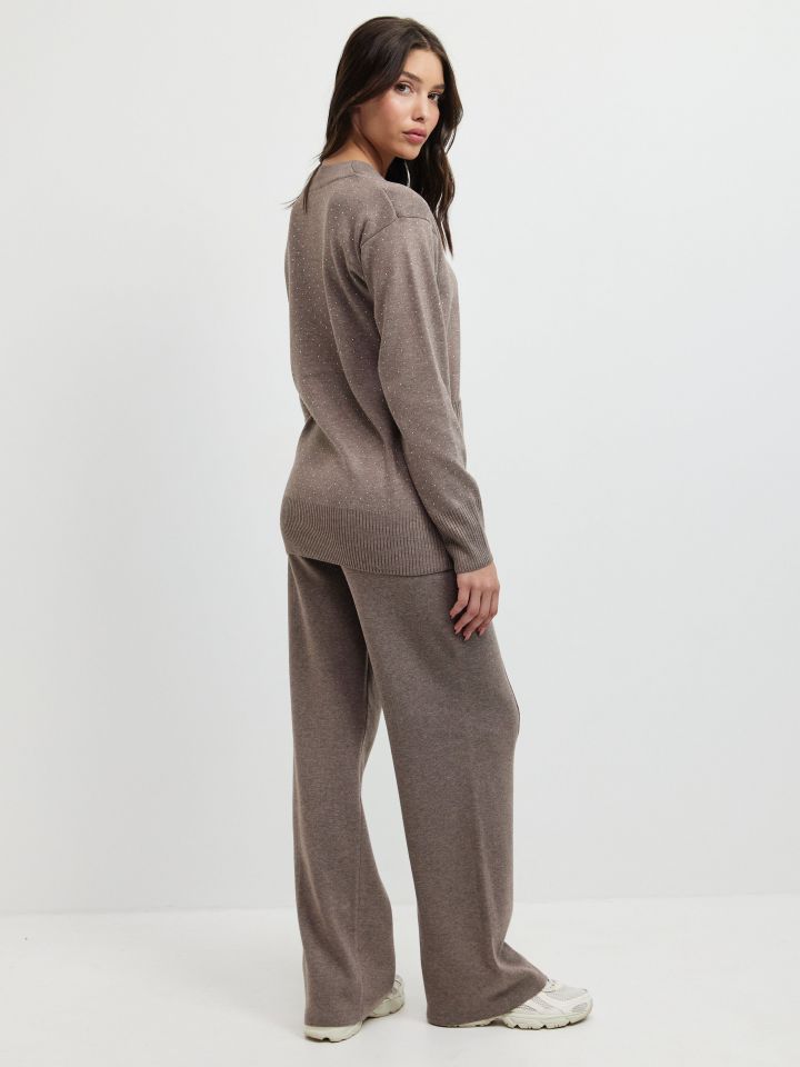 חליפת פנאי דמוי יהלומים בצבע מוקה