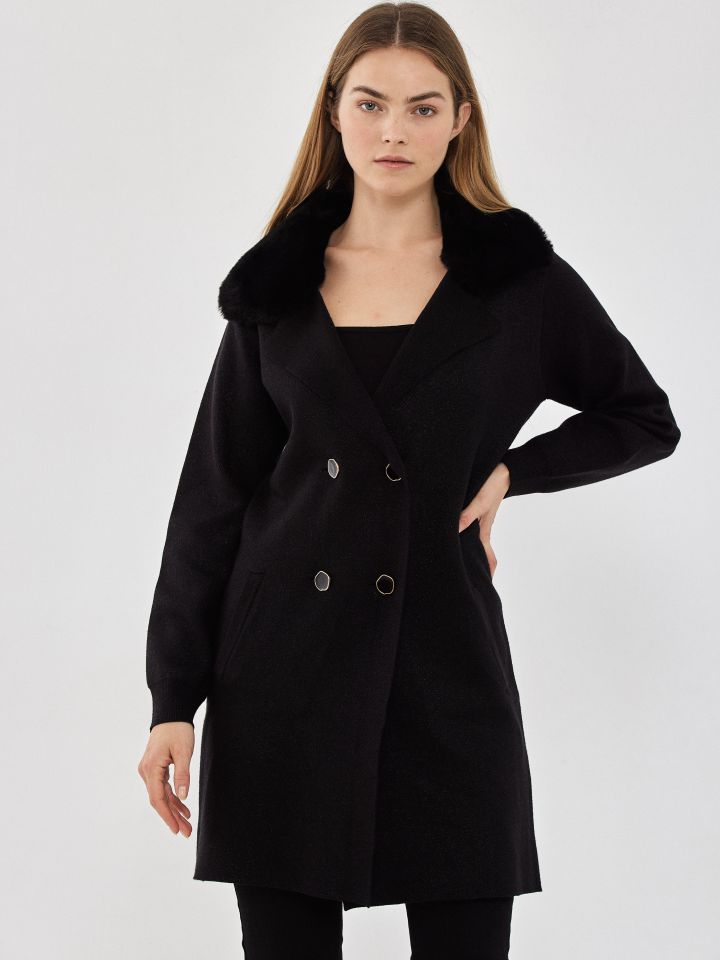 עליונית סריג לורקס צוארון פרווה בצבע שחור