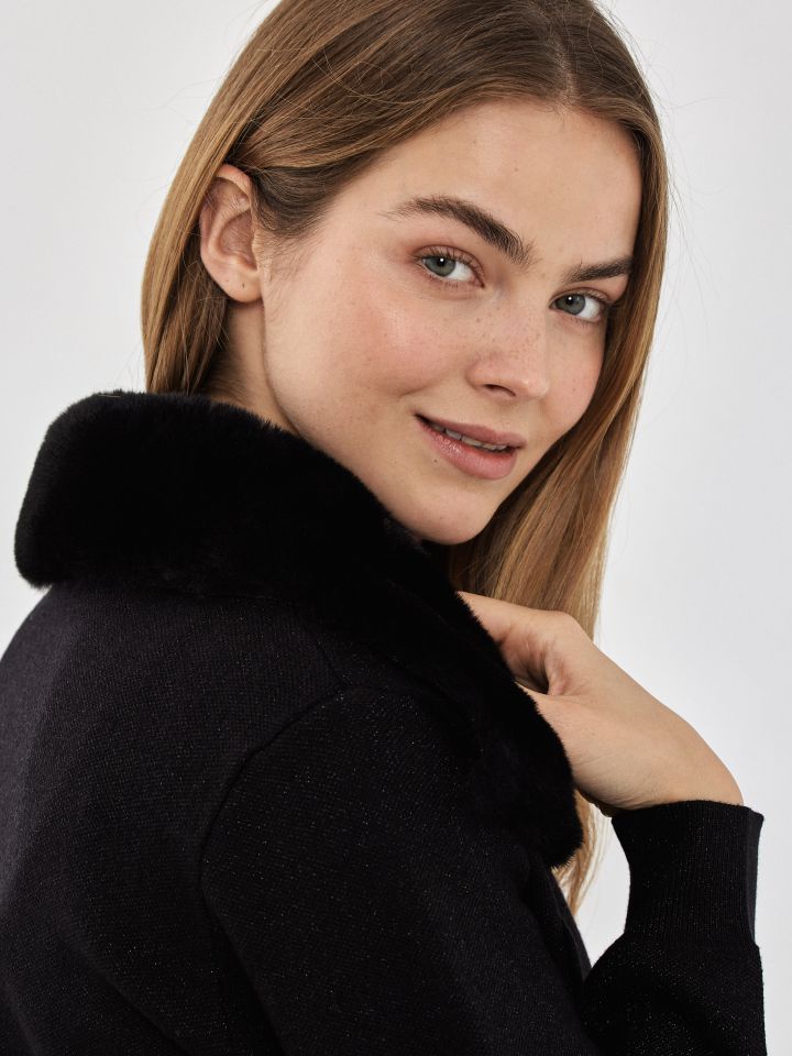 עליונית סריג לורקס צוארון פרווה בצבע שחור