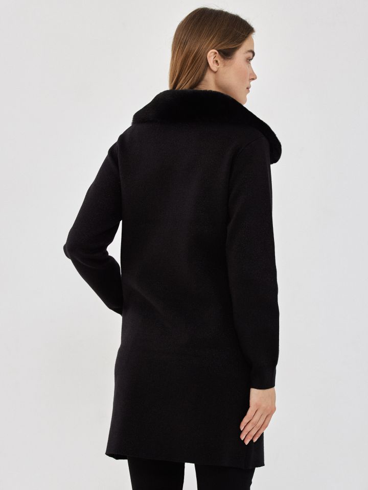 עליונית סריג לורקס צוארון פרווה בצבע שחור