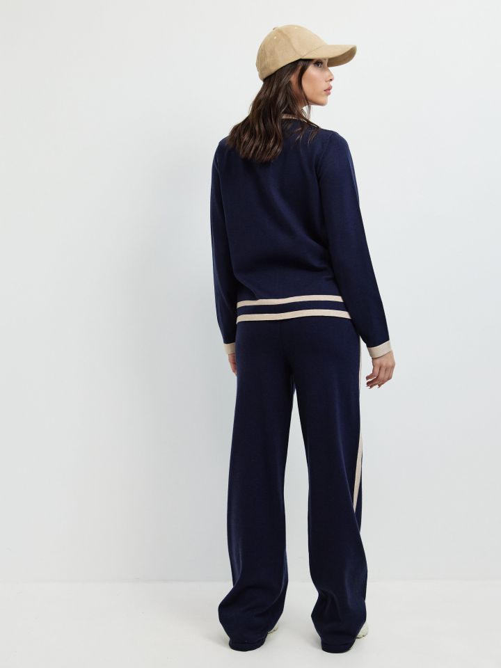 חליפת פנאי עליונית סריג בצבע נייבי