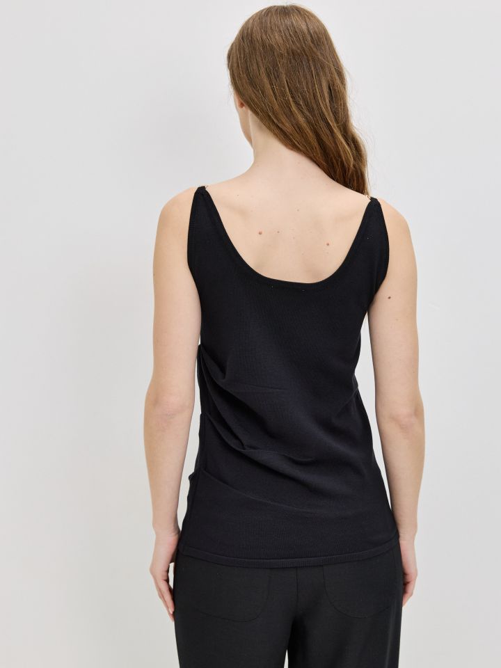 גופיה סריג אבזמים בצבע שחור