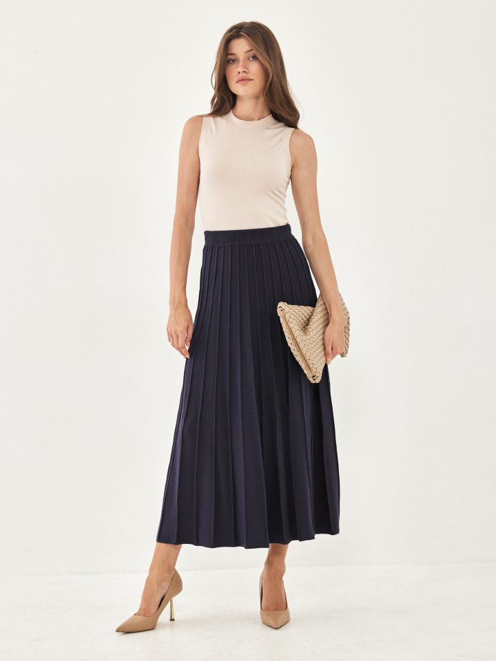 חצאית סריג קלוש בצבע כחול כהה