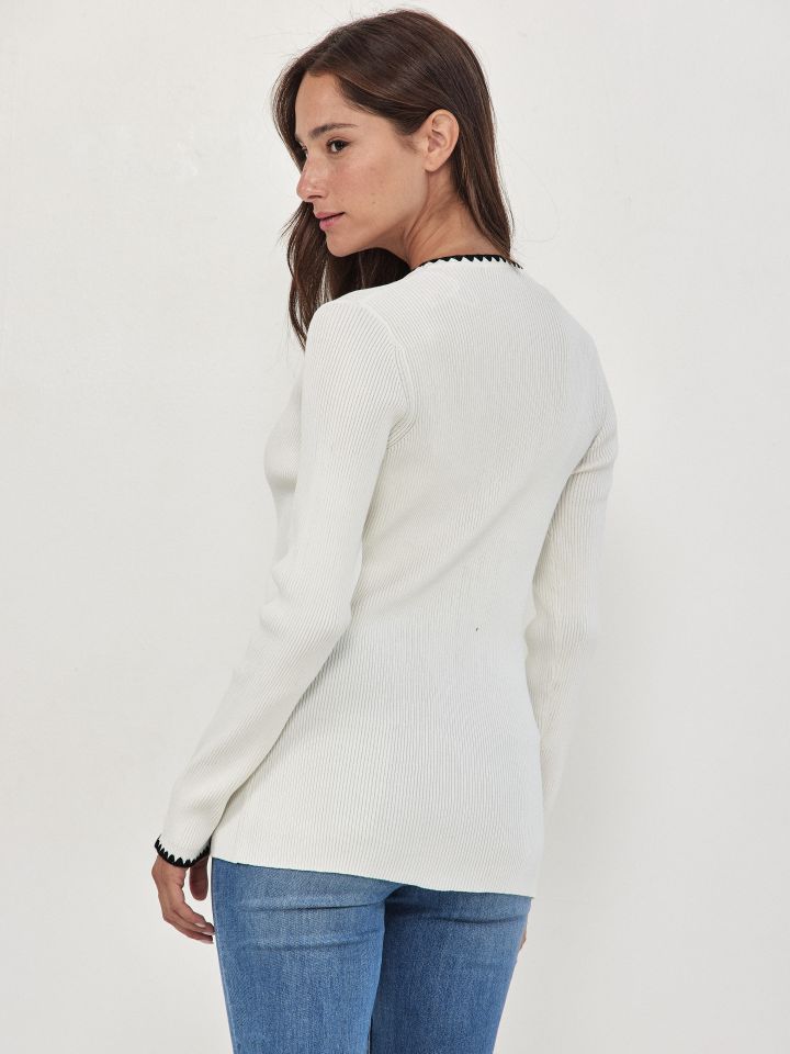 קרדיגן סריג שילוב ריקמה קרושה בצבע אופוויט